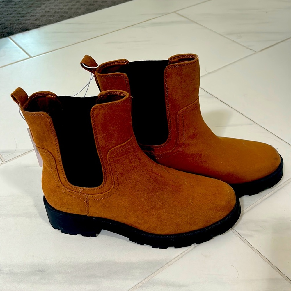 NWT Old Navy Chelsea boots